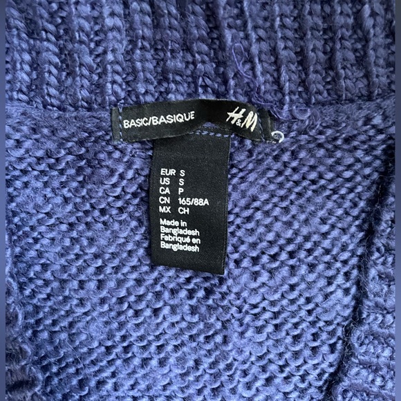 Blue H&M knit Vneck top - Picture 2 of 2